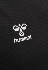 Zwarte textiele stof met een witte logo waarin een bijontwerp is verwerkt, met daaronder het woord "hummel", gecentreerd op het materiaal.