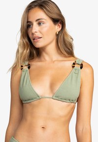 Top de bikini triangular texturizado en verde con detalles de carey en las correas ajustables. Tejido suave con un diseño sin costuras.