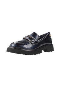 Mocassin en cuir noir brillant avec une épaisse semelle à crampons et une boucle dorée décorative sur le dessus, présenté de profil sur un fond blanc.