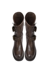 Stivaletti alla caviglia in pelle marrone con una finitura liscia, dotati di due fibbie e grommet decorativi, e una robusta suola in gomma nera.