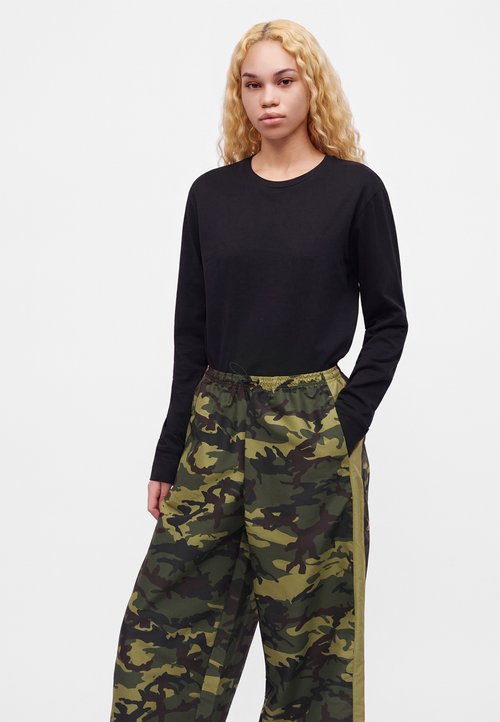 PUMA STREET GLAM RELAXED CAMO PANTS - Tracksuit bottoms - dark green/brown — photo 4