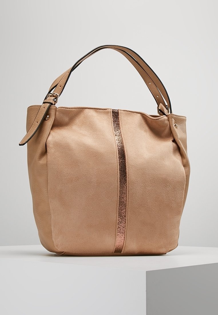 Borsa a secchiello in morbida pelle color tan con una striscia metallica dorata, dotata di un manico largo singolo e una finitura testurizzata.