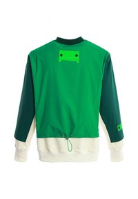 Chaqueta verde y blanca de manga larga, con dobladillo ajustable, paneles en contraste y un distintivo acento verde en la parte posterior.