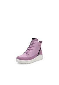 Baskets montantes en violet clair avec une finition texturée, semelle blanche, accents noirs et système de laçage traditionnel.