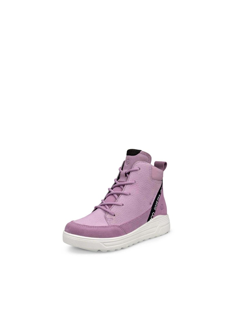 Wysokie sneakersy w jasnym fioletowym kolorze z teksturowanym wykończeniem, białą podeszwą, czarnymi akcentami i tradycyjnym systemem sznurowania.