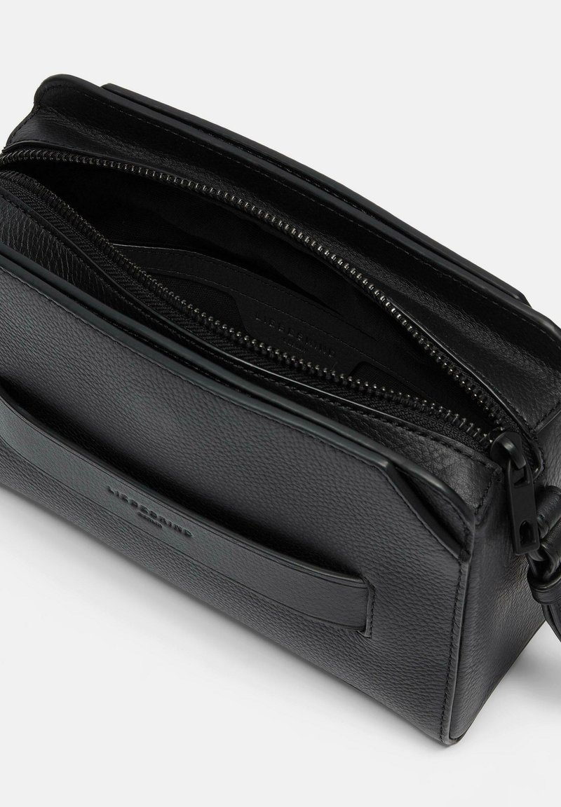 Schwarze Lederhülle mit strukturiertem Oberflächen, Reißverschluss, und inneren Fächern. Verfügt über ein Markenetikett und einen flachen Tragegurt.