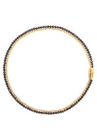 Sort perlekæde med skiftende strenge af gul tråd og glatte sorte perler, sikret med en cyklindrisk gul lukning.