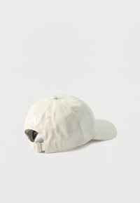 Ανοιχτό μπεζ ρυθμιζόμενο καπέλο μπέιζμπολ με καμπυλωτή γείσο, παρουσιάζεται πάνω σε ουδέτερο φόντο.