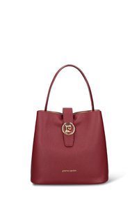 Borsa a tracolla in pelle rossa strutturata con manico superiore singolo, chiusura con logo circolare dorato e scritta "pierre cardin" in oro sulla parte anteriore.