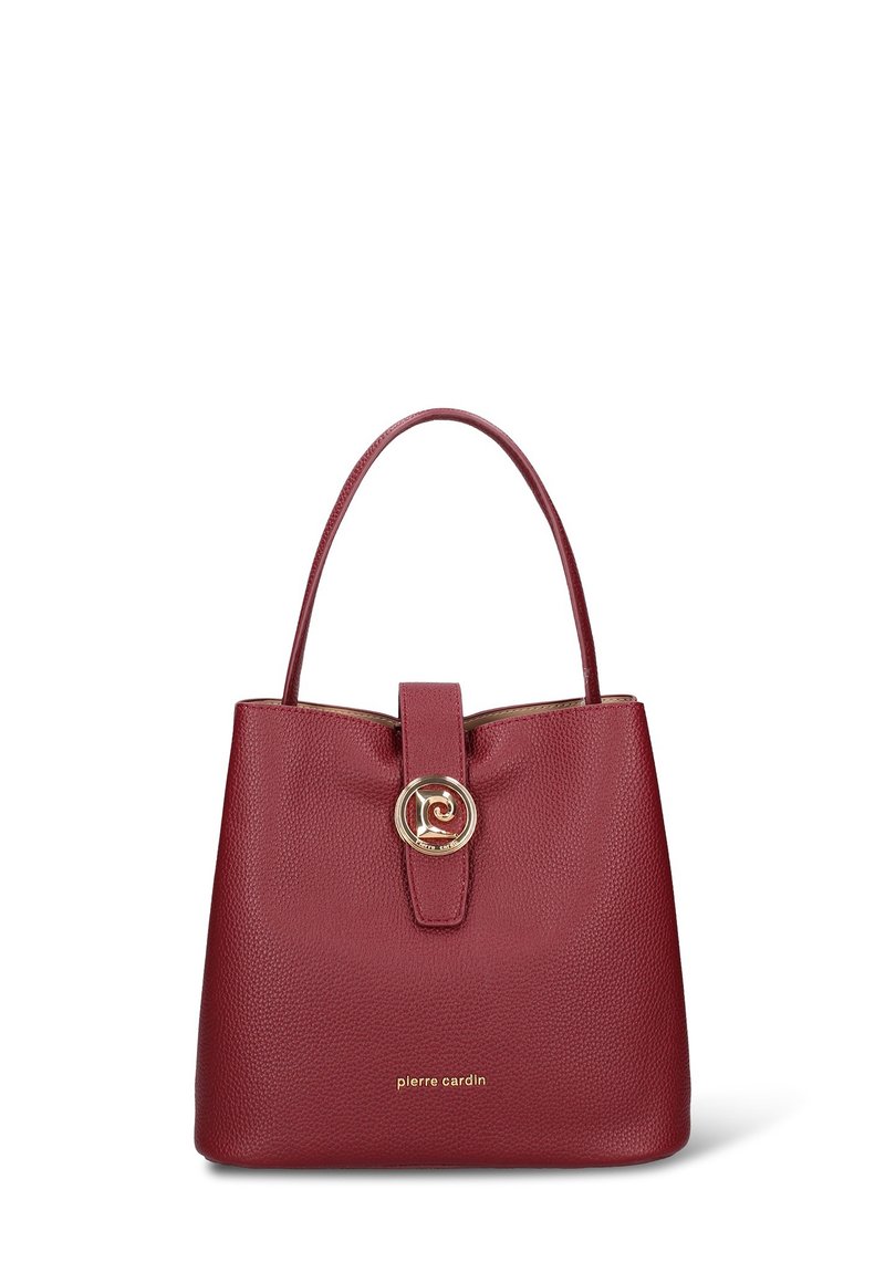 Borsa a tracolla in pelle rossa strutturata con manico superiore singolo, chiusura con logo circolare dorato e scritta "pierre cardin" in oro sulla parte anteriore.