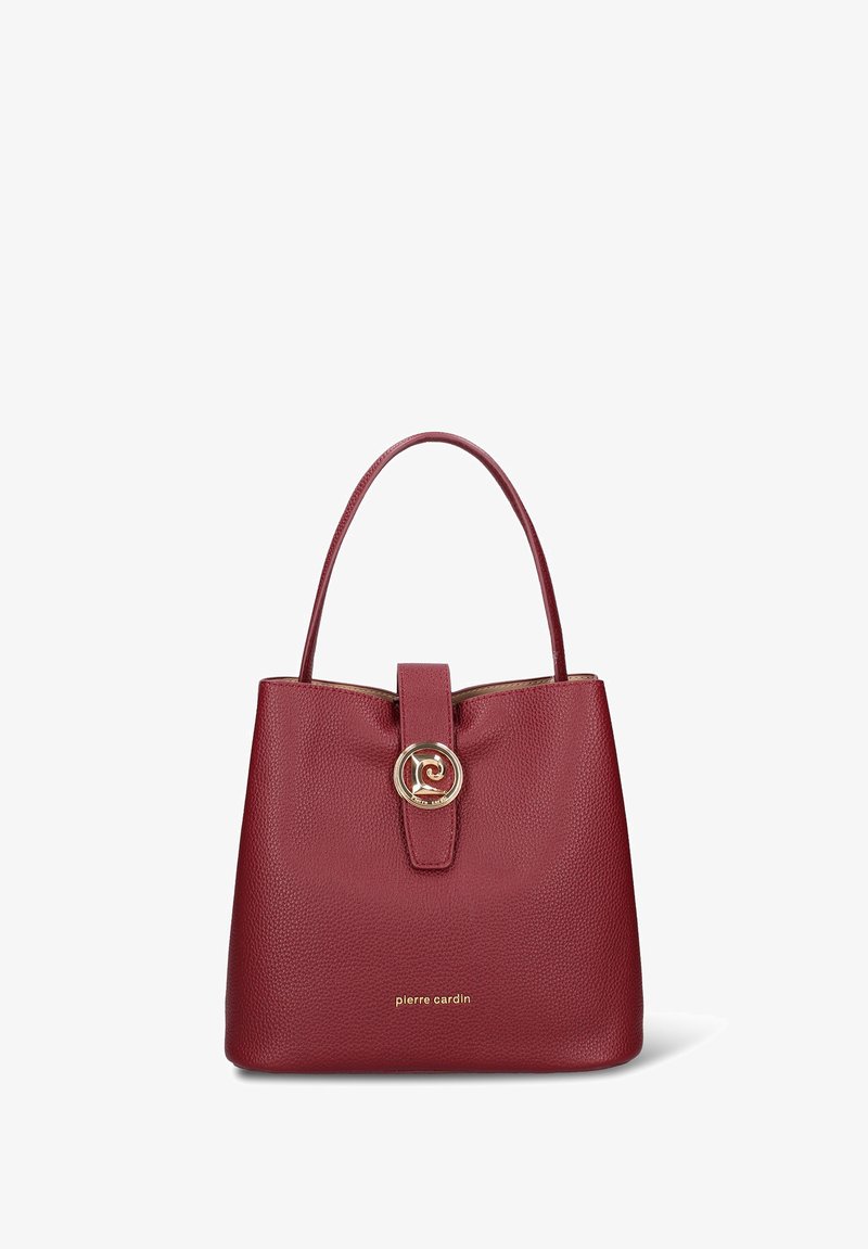Borsa a tracolla in pelle rossa strutturata con manico superiore singolo, chiusura con logo circolare dorato e scritta "pierre cardin" in oro sulla parte anteriore.