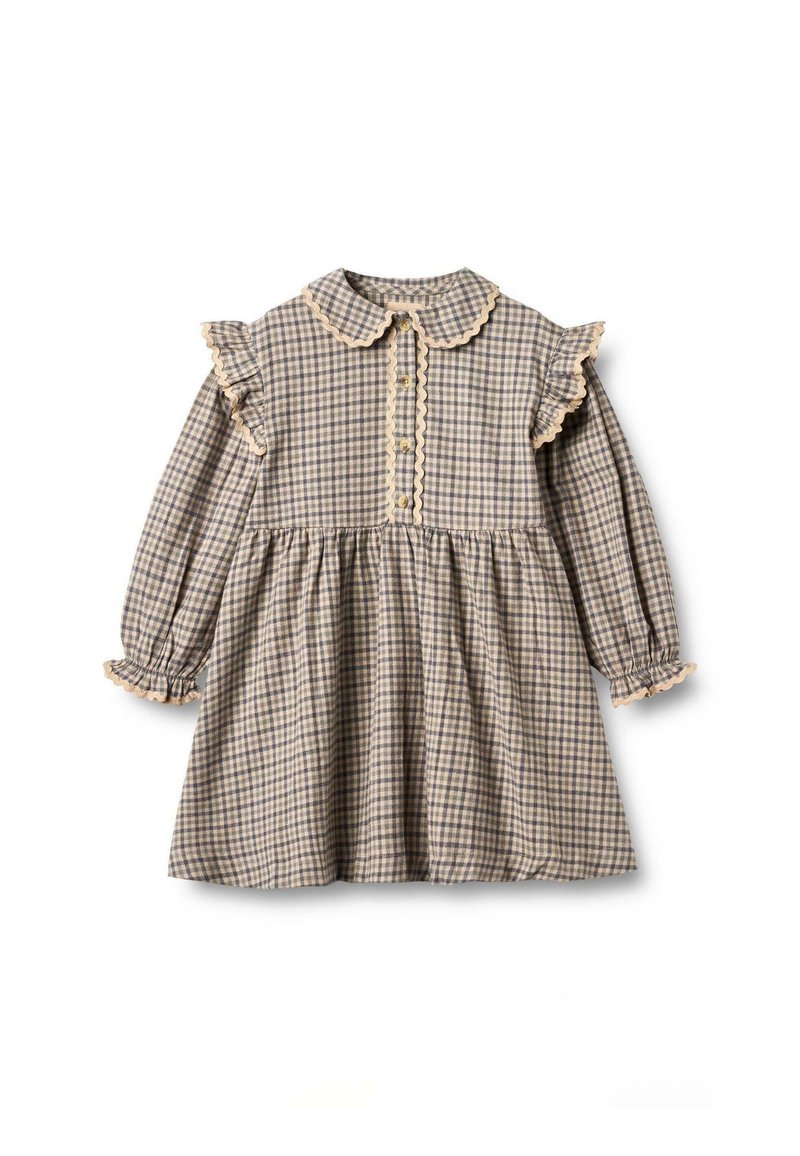 Rochie tip gingham cu guler, mâneci volă, închidere cu nasturi și detalii cu margini ondulate în tonuri de bej și maro.