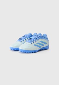 Zapatillas deportivas de color azul claro con una textura suave, que presentan tres rayas azul oscuro, un cuello acolchado y una suela estriada para mayor tracción.