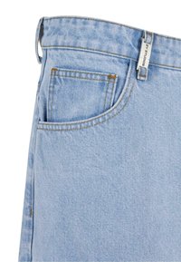 Lyseblå denimjeans med strukturelt finish, med en frontlomme, kontraststing og en metallisk etikett på midjebåndet.