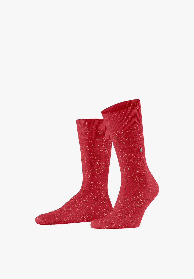 Paire de chaussettes rouges mi-mollet avec des paillettes dorées et un petit logo métallique rond sur le côté.