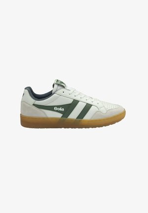 Weißer Sneaker mit grünen Streifen, strukturiertem Leder und einer Sohle aus Gummi, gepolsterter Zunge und weichem Stoffkragen. Gola-Logo sichtbar.