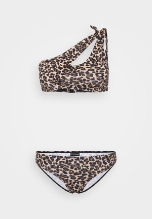 Μπικίνι με λεοπάρ σχέδιο, περιλαμβάνει ένα τοπ ενός ώμου με λεπτομέρεια δέσμευσης και αντίστοιχο χαμηλοκάβαλο σορτς, κατασκευασμένο από ελαστικό ύφασμα κολύμβησης.