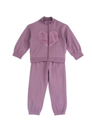 Survêtement deux pièces mauve pour enfants avec manches longues et pantalon, comportant un motif cœur en peluche sur le devant de la veste zippée.