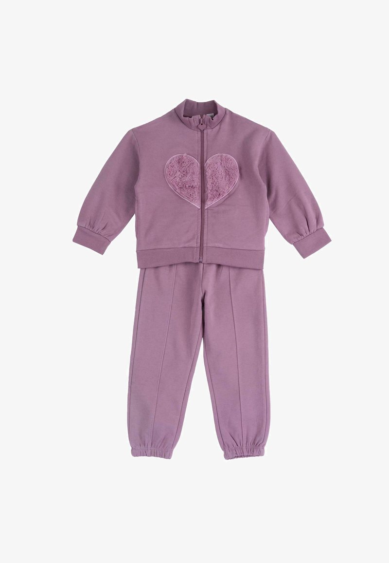 Survêtement deux pièces mauve pour enfants avec manches longues et pantalon, comportant un motif cœur en peluche sur le devant de la veste zippée.