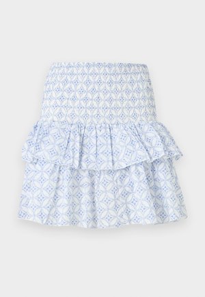 Hvid nederdel med blåt geometrisk blomstermønster, smocket talje og flæset lagdelt design.