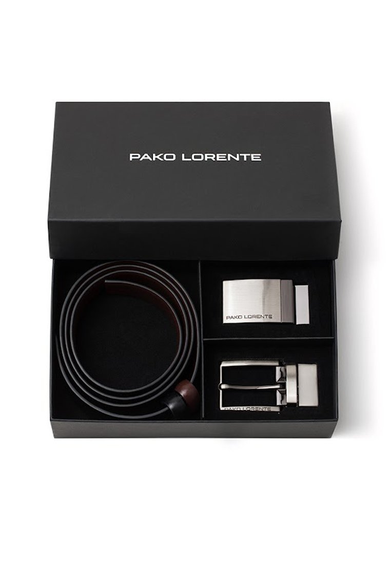 Czarny zestaw prezentowy z brązowym skórzanym paskiem, srebrną metalową klamrą oraz prostokątnym metalowym elementem z wygrawerowanym napisem "PAKO LORENTE". Teksturowane wnętrze.