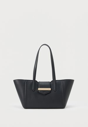 Μαύρη δερμάτινη τσάντα ώμου με δύο μακριές λαβές, καπάκι μπροστά με χρυσό ορθογώνιο κούμπωμα και πλάγιες πλευρές σε γωνία.