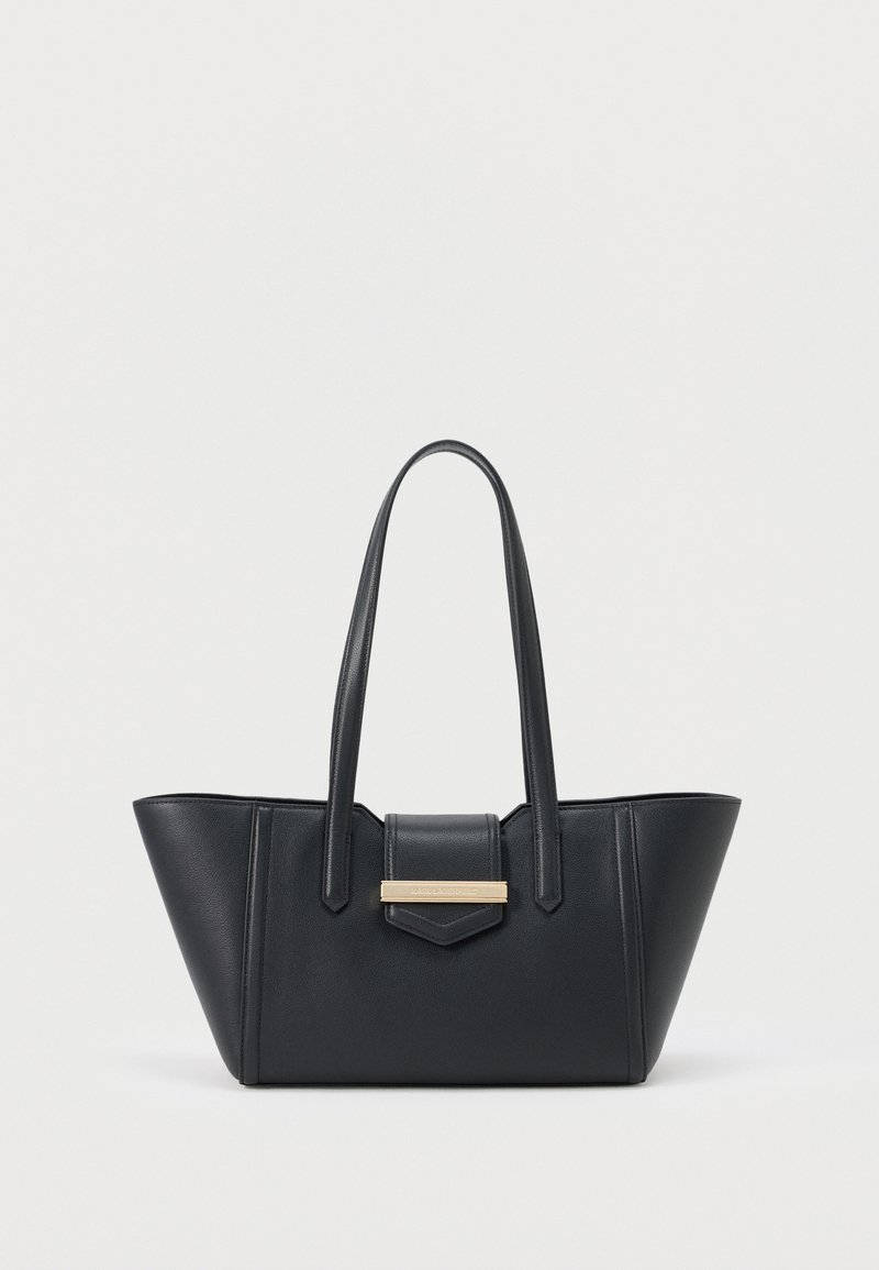 Μαύρη δερμάτινη τσάντα ώμου με δύο μακριές λαβές, καπάκι μπροστά με χρυσό ορθογώνιο κούμπωμα και πλάγιες πλευρές σε γωνία.