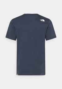 Námorně modré bavlněné tričko s krátkým rukávem, kulatým výstřihem a malým bílým logem potisknutým na horní části zad. Jednoduchý, jednobarevný design.