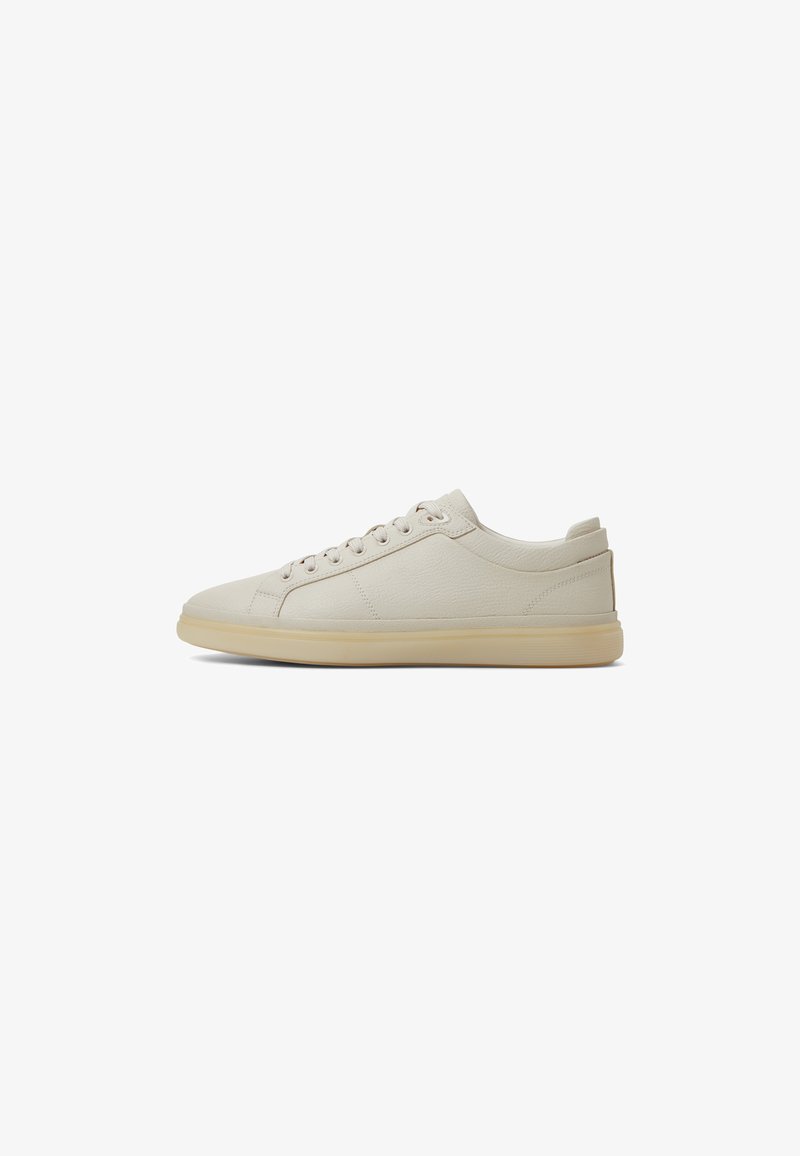 Białe skórzane sneakersy z okrągłym noskiem, kontrastującą podeszwą i sześcioma oczkami do sznurowania. Gładka tekstura i minimalistyczny design.