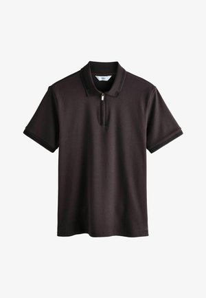 Must musta lühikeste varrukatega polosärk, millel on esiküljel tõmblukk ning soonilised krae ja varruka servad, valgel taustal.