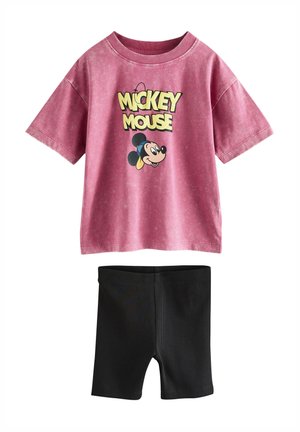 Rosa Kurzarm-T-Shirt mit Mickey Mouse und gelber Aufschrift, kombiniert mit einfarbigen schwarzen knielangen Shorts.