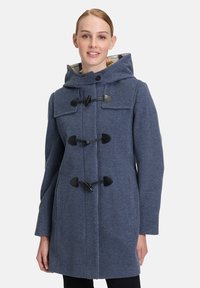 Gyapjúkeverék kék puferkabát kapucnival, rögzítő gombokkal, nagy elülső zsebekkel és kockás bélésével. Simá szövet és laza szabás.