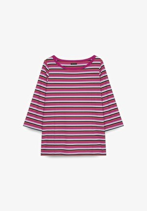 Damebluse med trekvartærmer og vandrette striber i pink, lilla, sort og hvid, med rund halsudskæring.