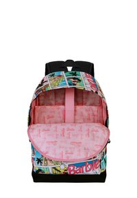 Mochila temática de Barbie con un exterior impreso colorido. Cuenta con un interior rosa con patrones de logotipos y un cierre de solapa en la parte frontal. Base negra.