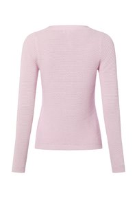 Pull rose clair en tricot avec manches longues et encolure ronde, présentant un motif texturé ainsi que des poignets et un ourlet côtelés.