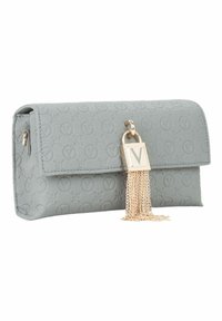 Portafoglio clutch grigio chiaro con motivo logo in rilievo, chiusura a patta, decorazione con lucchetto dorato e dettaglio nappina a catena. Materiale sintetico testurizzato.