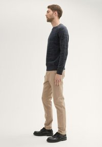 TOM TAILOR TRAVELER - Stoffhose - beige zig zag structure