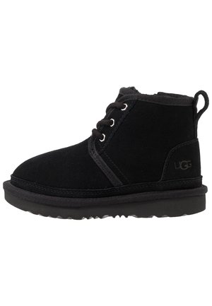Schwarze Wildleder-Ankle-Boots mit runder Zehenform, Schnürung, Textilfutter und Gummisohle mit strukturiertem Grip. UGG-Logo an der Ferse.