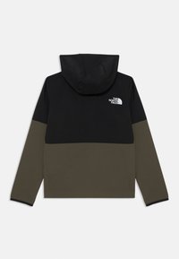 Chaqueta con capucha que presenta una sección superior negra, un fondo verde oliva y un logo blanco en la parte posterior. Está hecha de un tejido suave con una textura lisa.
