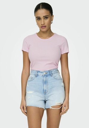 Rosa, kurzärmliges, geripptes Oberteil kombiniert mit hochgeschnittenen, verwaschenen hellblauen Denim-Shorts, die fransige Säume und minimale Hardware-Details aufweisen.