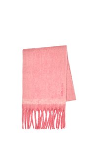 Bufanda de lana suave de color rosa pálido con extremos desflecados, doblada cuidadosamente, con un texto sutil de la marca cerca de un borde.