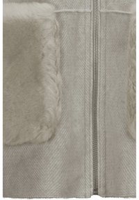 Graue Zip-Weste mit Fischgrätenmuster, ausgestattet mit flauschigen Felltaschen auf beiden Seiten. Der Stoff wirkt weich und strukturiert.