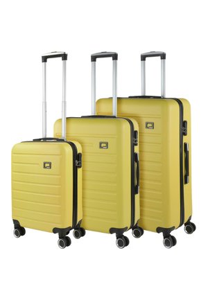 Tres maletas rígidas amarillas de tamaños variados, con estrías horizontales, detalles en negro, asas extensibles y ruedas giratorias.