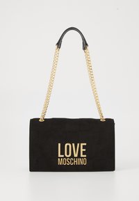 Mustakantinen käsilaukku, joka on valmistettu teksturoidusta materiaalista, kultaketjuhihnalla ja "LOVE MOSCHINO" -logolla kultaisilla kirjaimilla edessä.