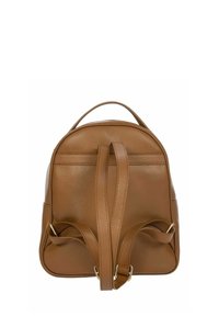 Sac à dos en cuir marron avec une finition texturée, de forme arrondie, une poignée supérieure et des bretelles réglables ; il présente des accessoires en métal doré.