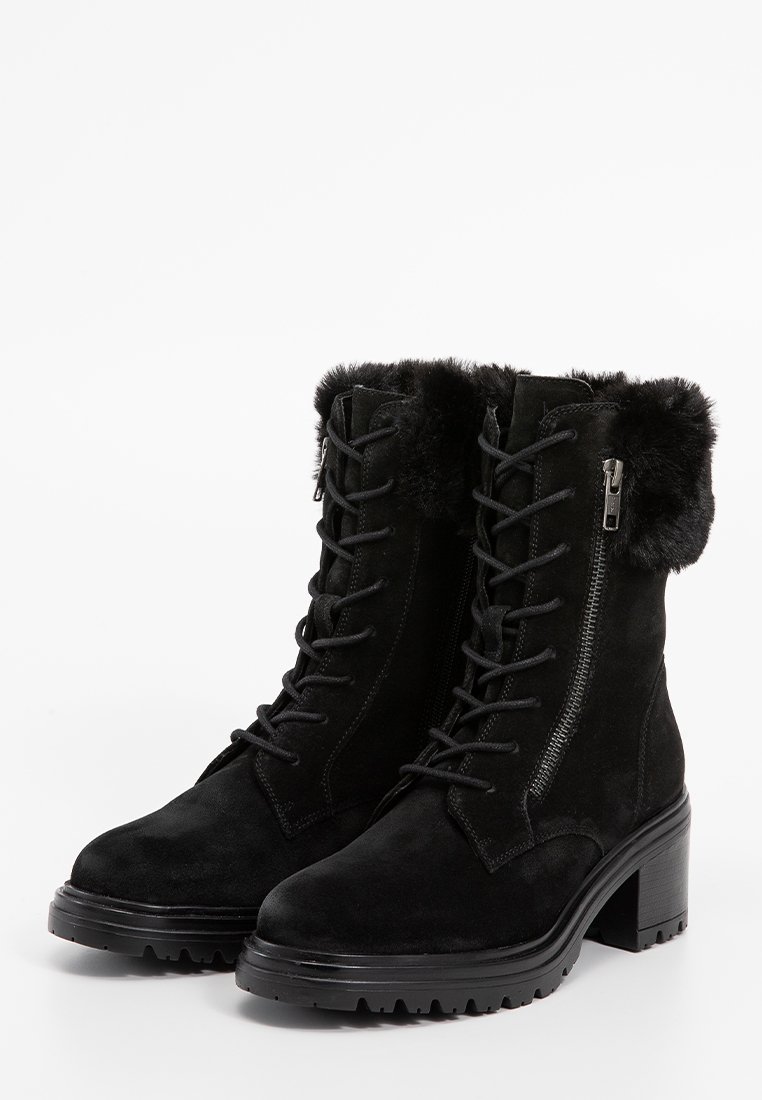 Botas de tobillo de ante negro con bordes de piel sintética, parte frontal con cordones, cremallera lateral y suela de goma gruesa. Presenta un tacón cuadrado y detalles texturizados.