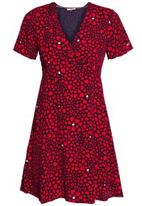 Vestido rojo con escote en V, mangas cortas y dobladillo acampanado; presenta un patrón de corazones rojos sobre un fondo azul marino. Textura de tela suave.