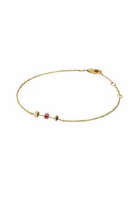 Brazalete de oro con una cadena delgada, que presenta tres elementos decorativos: dos piedras transparentes y una piedra rosa, interconectados por delicados eslabones.