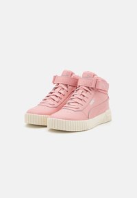 Różowe sneakersy wysokie z teksturowanej skóry, z wyściełanym kołnierzem i regulowanym paskiem. Posiadają białą kauczukową podeszwę z pionowymi rowkami.