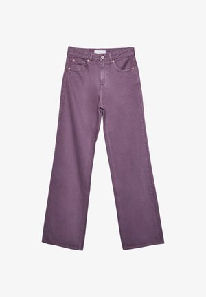 Jean droit taille haute violet avec poches avant et fermeture à bouton sur fond blanc.